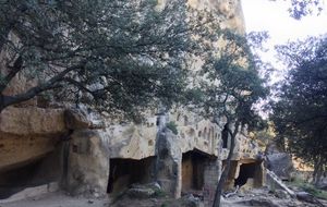 LAMANON_Ch Reine Jeanne_Crête du Defends_Grottes de Calès